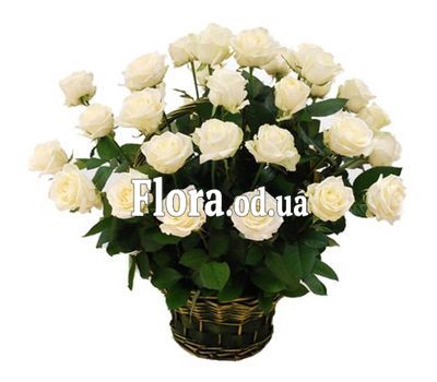 Корзина из 29 белых роз