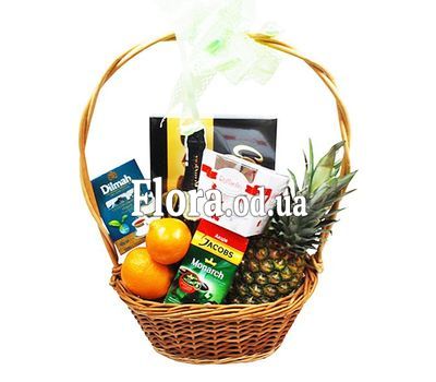 Gift basket with pineapple