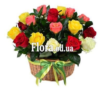 Корзина разноцветных роз