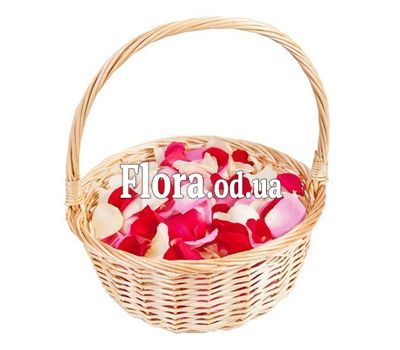 Корзина с лепестками роз