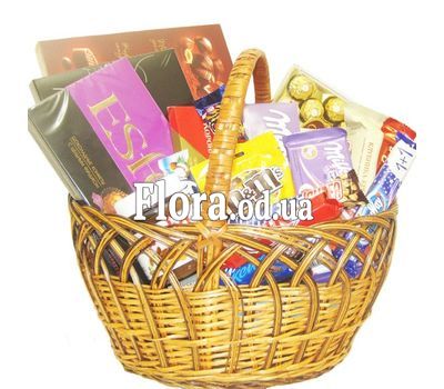 Корзина со сладостями в подарок
