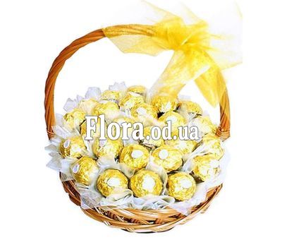 Корзинка с конфетами Ferrero Rocher