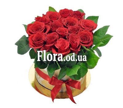 Красные розы в шляпной коробке