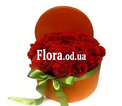 Red roses in a hat box