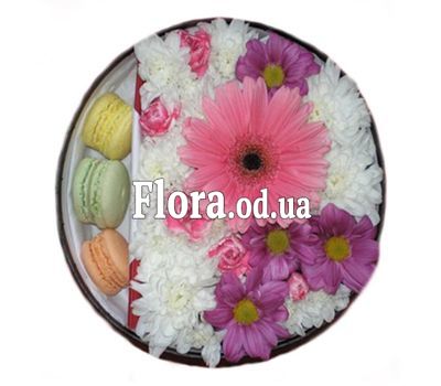 Makarons в коробці з квітами