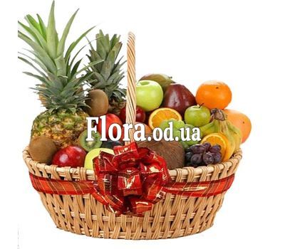 Огромная корзина с фруктами