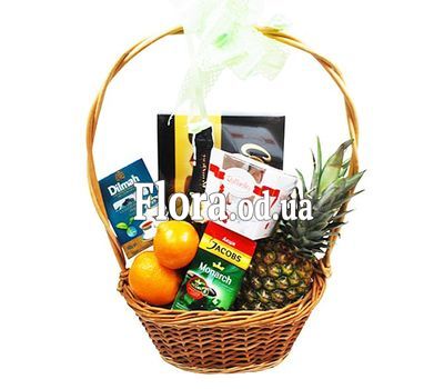 Подарункова корзина з продуктами