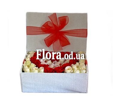 Розы в прямоугольной коробке