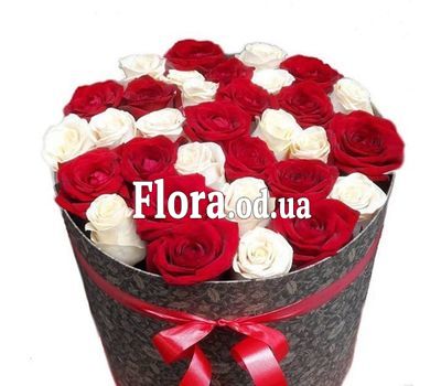 Троянди в шляпній коробці