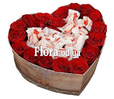 Сердце из роз и Raffaello в коробке