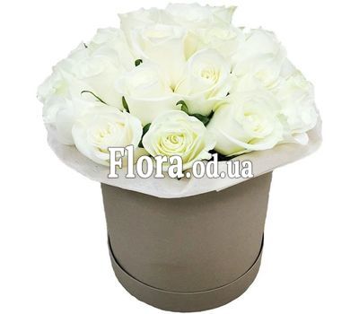 15 белых роз в коробке