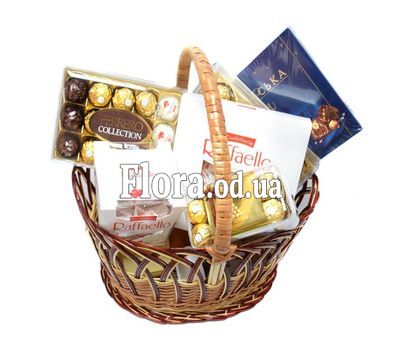 Большая корзина с конфетами