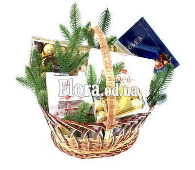 Большая новогодняя корзина с конфетами