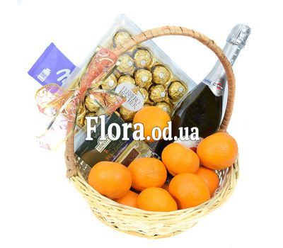 Фрукты и сладости в корзине