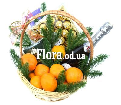 Фрукты и сладости в новогодней корзине