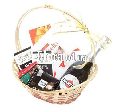 Корзина с Martini Asti и сладостями