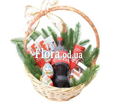 Корзина сладостей киндер на Новый год