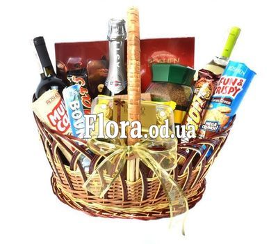 Корзина сладостей с вином и шампанским