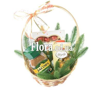 Новогодняя корзинка с кофе и конфетами