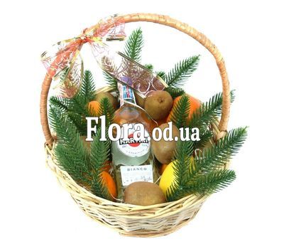 Martini і фрукти в новорічному кошику