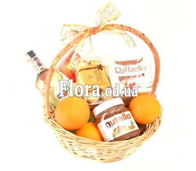 Martini и сладости в корзине