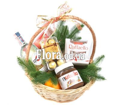 Martini и сладости в новогодней корзине