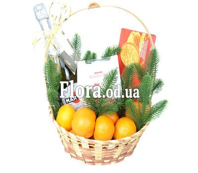 Новогодняя корзина с шампанским и Raffaello