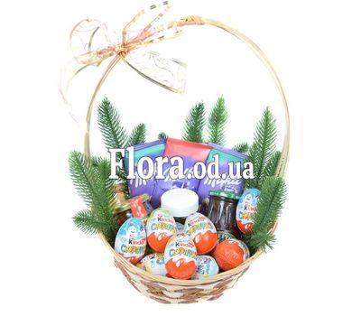 Новогодняя корзина с шоколадом Milka и Kinder