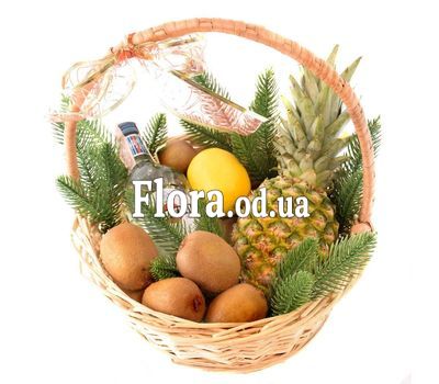 Новогодняя корзина с вермутом и фруктами