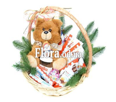 Новогодняя корзина сладостей и мягкая игрушка