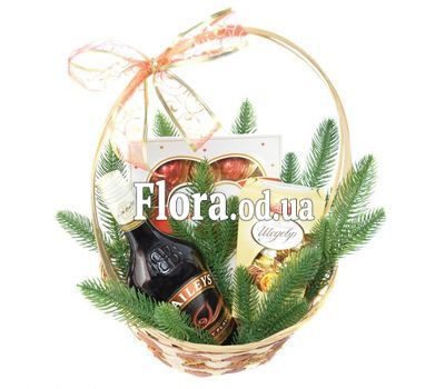Новогодняя корзина сладостей с Martini Bianco