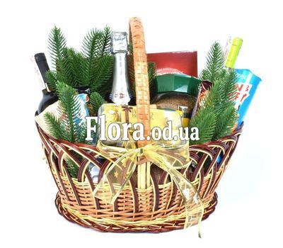 Новогодняя корзина сладостей с вином и шампанским