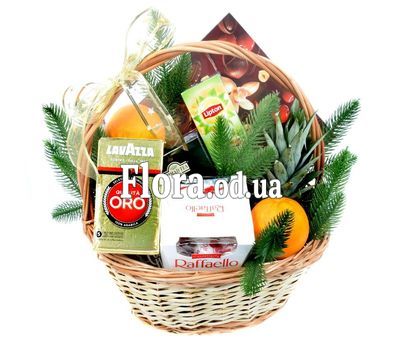 Новогодняя подарочная корзина лакомств