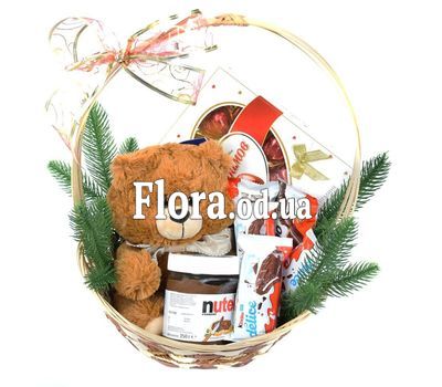 Новогодняя подарочная корзина с игрушкой и сладостями