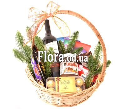Новогодняя подарочная корзина с вином и сладостями