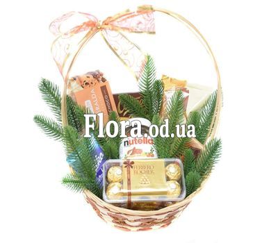 Новогодняя подарочная корзинка сладостей