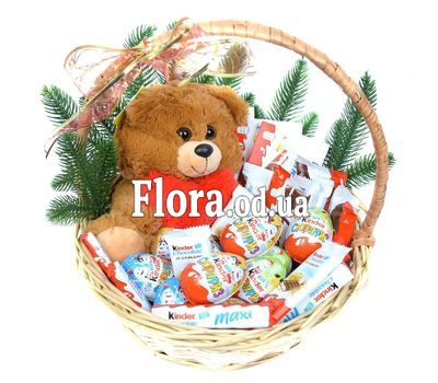 Новорічна подарункова корзина з Kinder і іграшкою