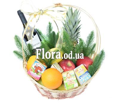 Новорічний кошик з фруктами і вином