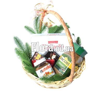 Новорічний кошик з кавою і солодощами