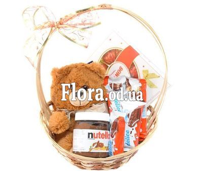 Подарочная корзина с игрушкой и сладостями