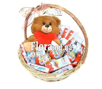 Подарочная корзина с Kinder и игрушкой