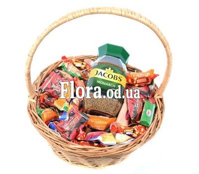 Подарочная корзина с кофе и конфетами