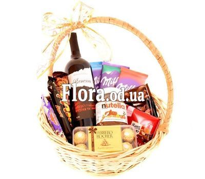 Подарочная корзина с вином и сладостями