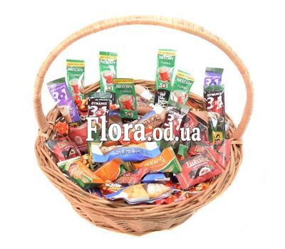 Подарунковий кошик солодощів і кави