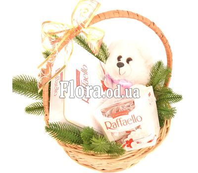 Подарочная новогодняя корзина Raffaello